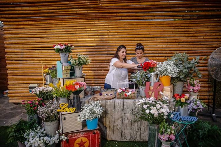 כל האורחים הולכים להיות מקושטים בפרחים (צילום: רן שיינברגר)