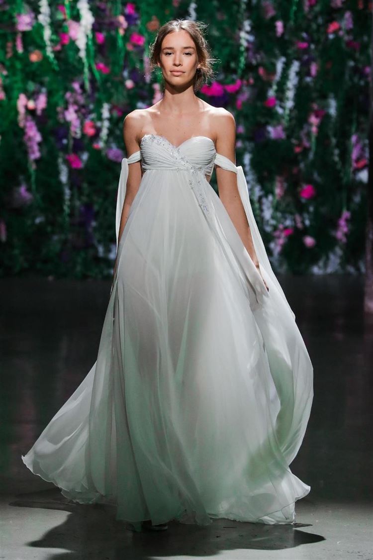 קלילה, עדינה ומרהיבה. שמלת כלה בעיצובה של לימור בן יוסף (צילום: יחצ)