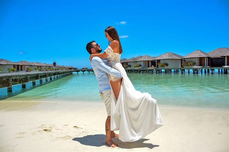 השמלה הלבנה ש"במקרה" נתפרה לחופשה במלדיביים 4