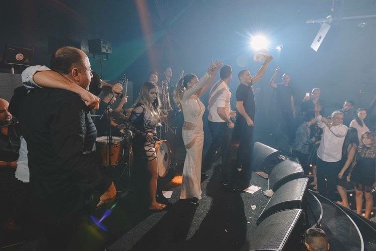 החתונה המטורפת שהפגישה בין ליאור נרקיס ושרית חדד 9