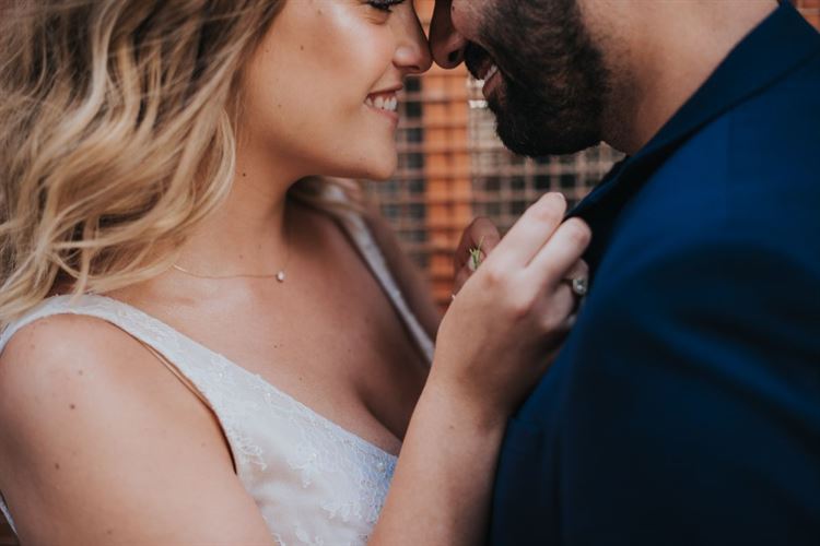 מה קורה בחתונה כשהחתן צלם והכלה מאפרת? 3