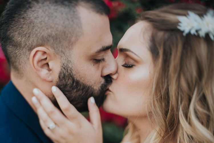 מה קורה בחתונה כשהחתן צלם והכלה מאפרת? 9