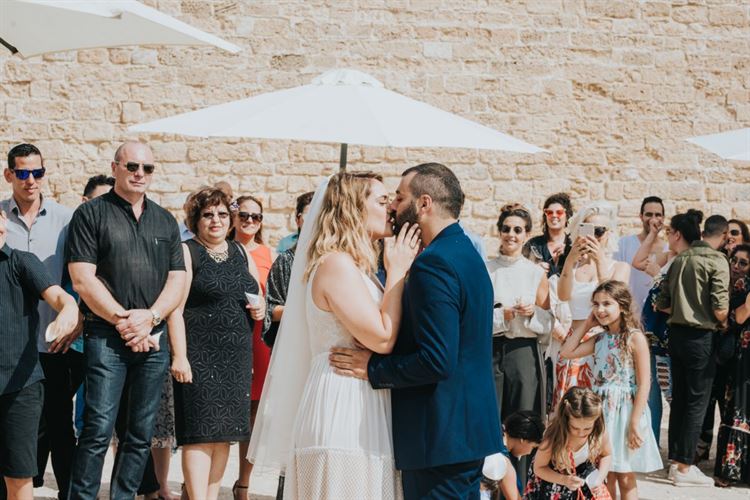 מה קורה בחתונה כשהחתן צלם והכלה מאפרת? 28