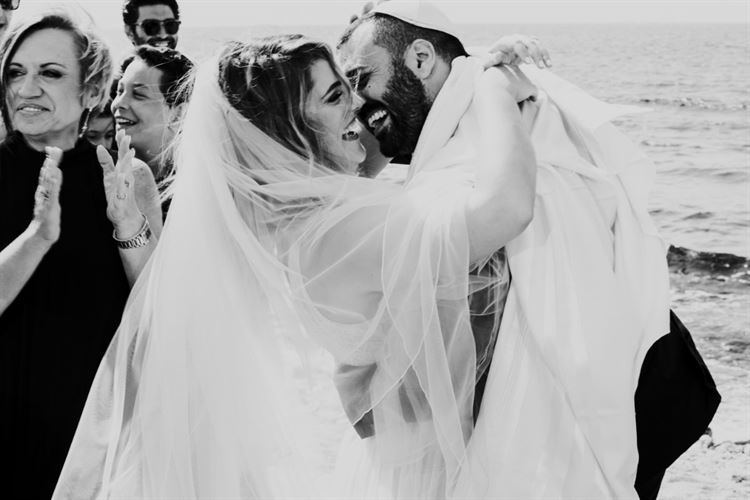 מה קורה בחתונה כשהחתן צלם והכלה מאפרת? 27