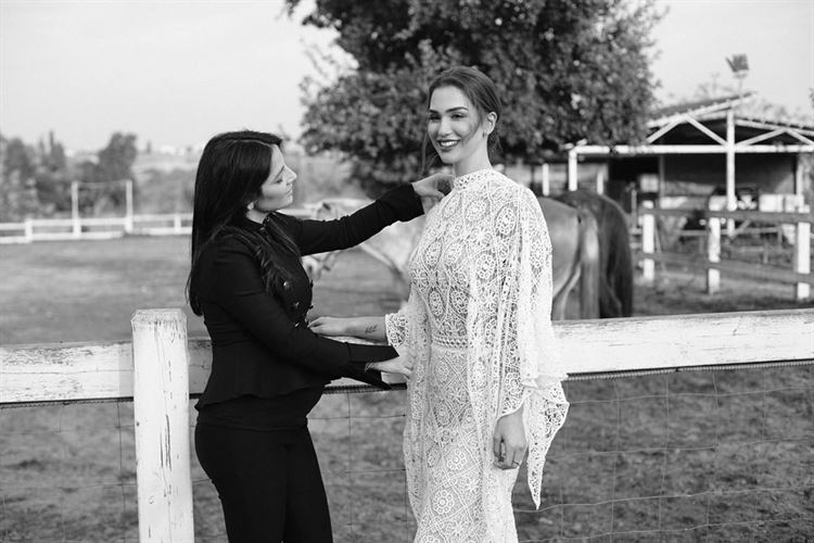 OMG: שיר אלמליח מודדת שמלות כלה 4