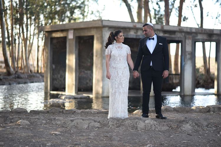 הפתעה: הציע לה נישואין בחתונה של בן-דודו 6