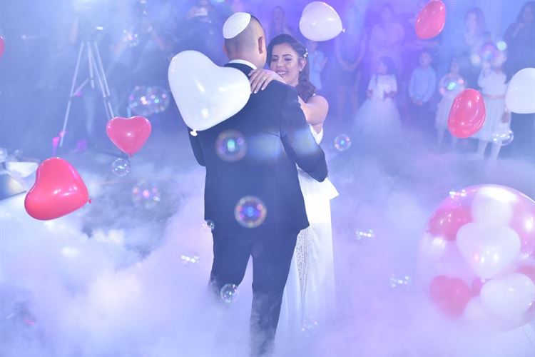 הפתעה: הציע לה נישואין בחתונה של בן-דודו 18