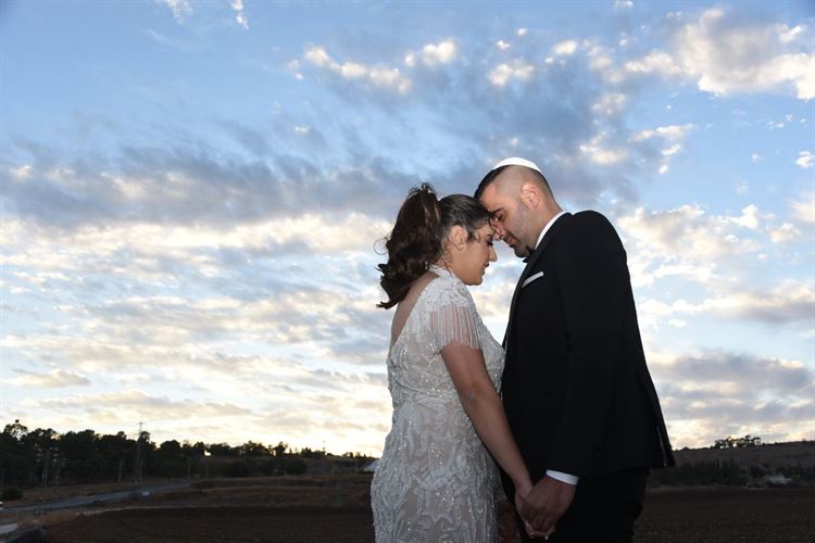 הפתעה: הציע לה נישואין בחתונה של בן-דודו 10