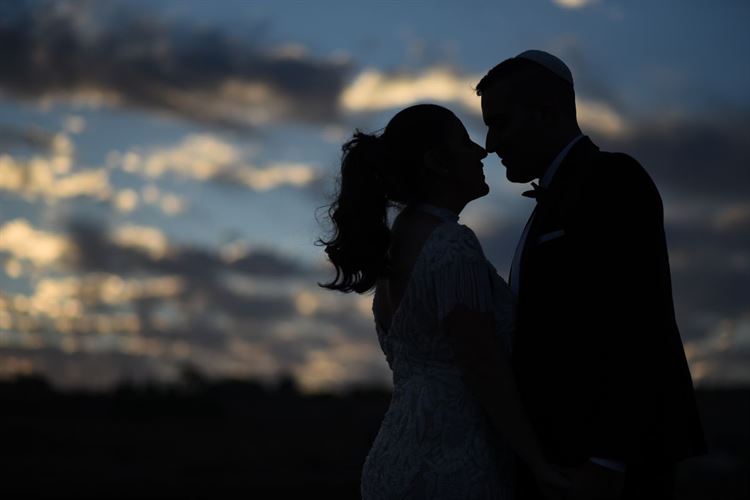 הפתעה: הציע לה נישואין בחתונה של בן-דודו 11