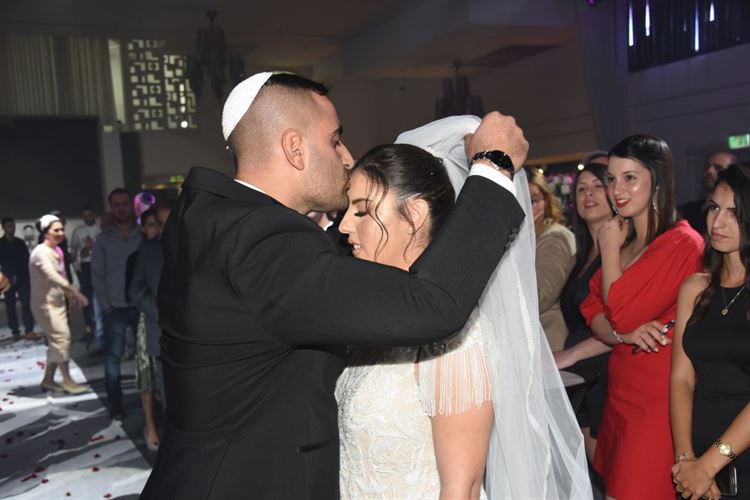 הפתעה: הציע לה נישואין בחתונה של בן-דודו 13