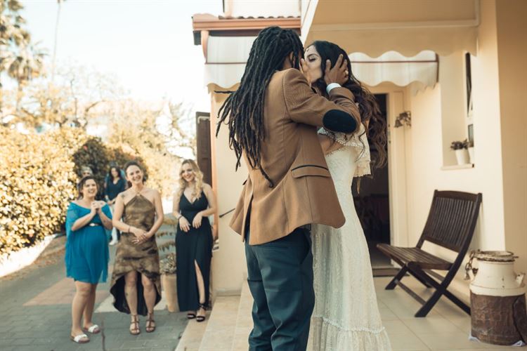 החלפת המבטים שהובילה לחתונה 13