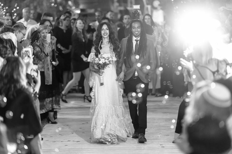 החלפת המבטים שהובילה לחתונה 22