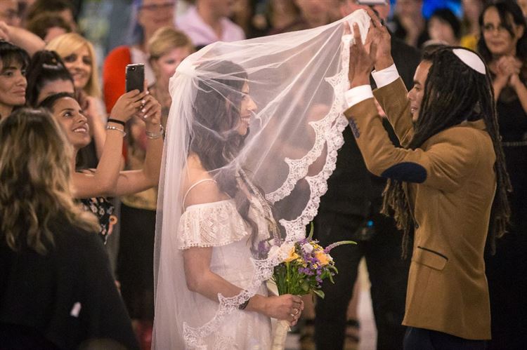 החלפת המבטים שהובילה לחתונה 23