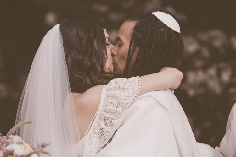 החלפת המבטים שהובילה לחתונה 24