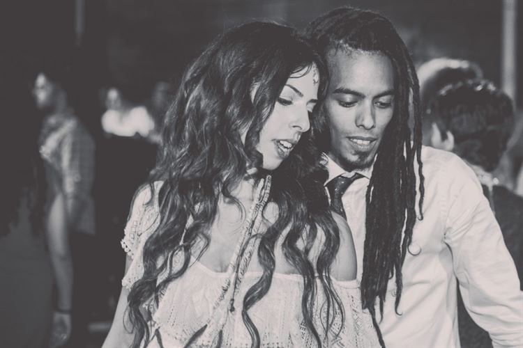 החלפת המבטים שהובילה לחתונה 25