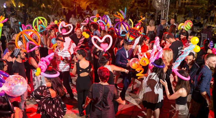 החלפת המבטים שהובילה לחתונה 27