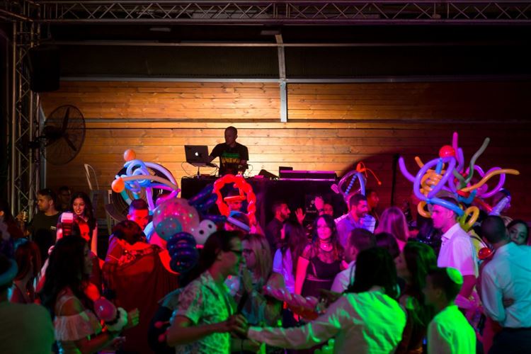 החלפת המבטים שהובילה לחתונה 29