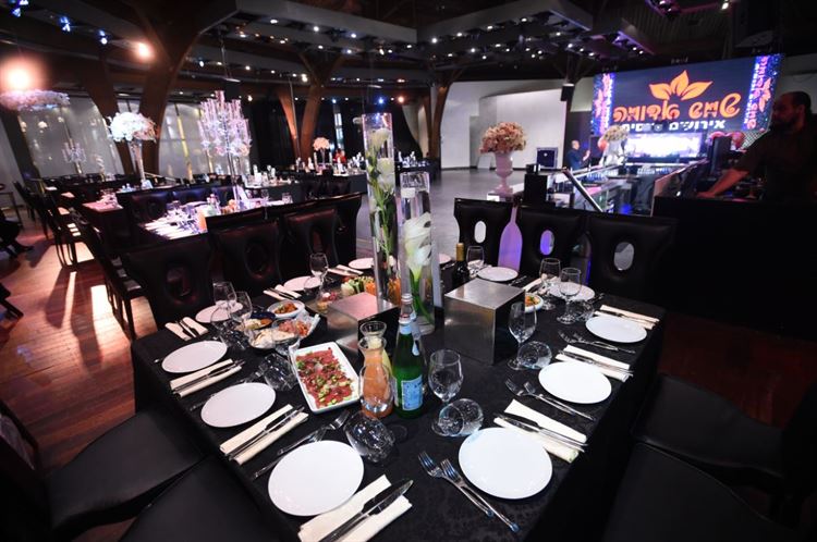 המעלית (שכמעט) תקעה את הצעת הנישואים 20