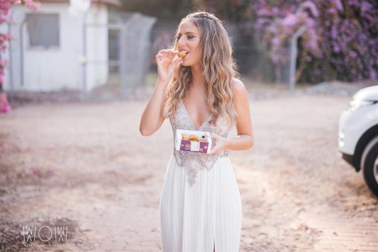 מה קרה ברדיו שגרם לבחור בתמונה להתרגש? 24