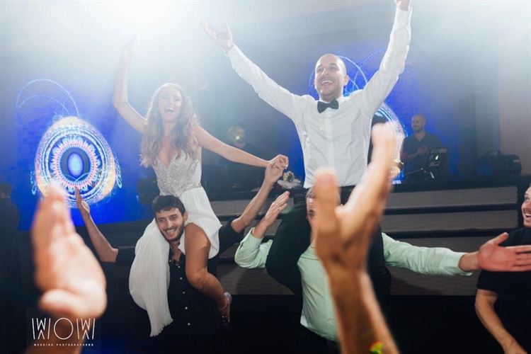 מה קרה ברדיו שגרם לבחור בתמונה להתרגש? 28