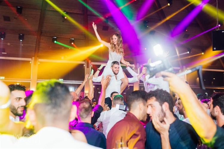 מה קרה ברדיו שגרם לבחור בתמונה להתרגש? 30