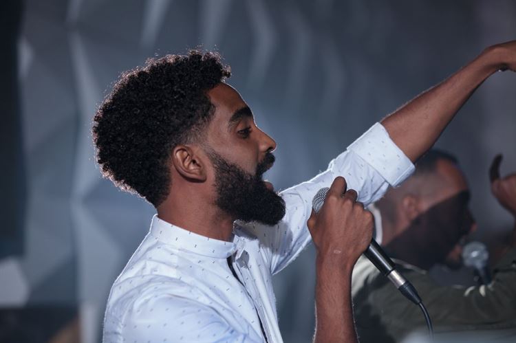 צפו: חתונה לוהטת עם קפה שחור חזק 25