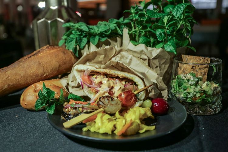 האיש שהפך את הסלבס לטבעונים לערב אחד 17