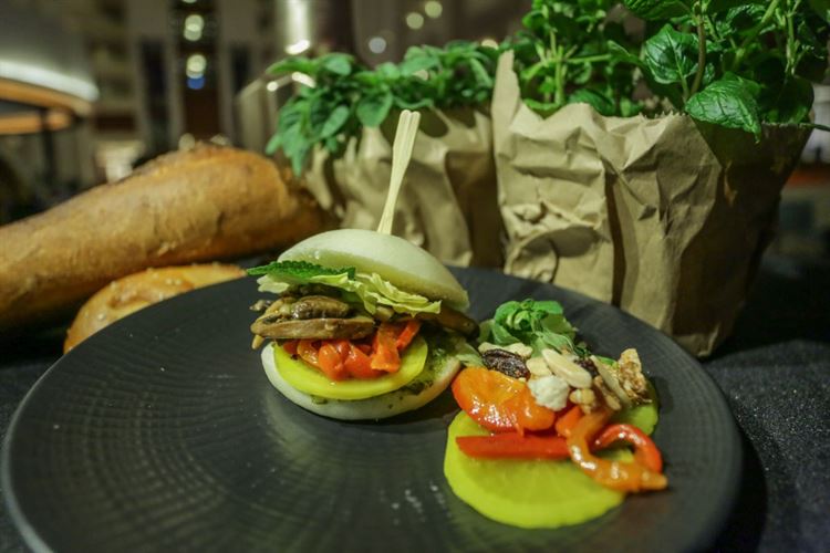 האיש שהפך את הסלבס לטבעונים לערב אחד 19