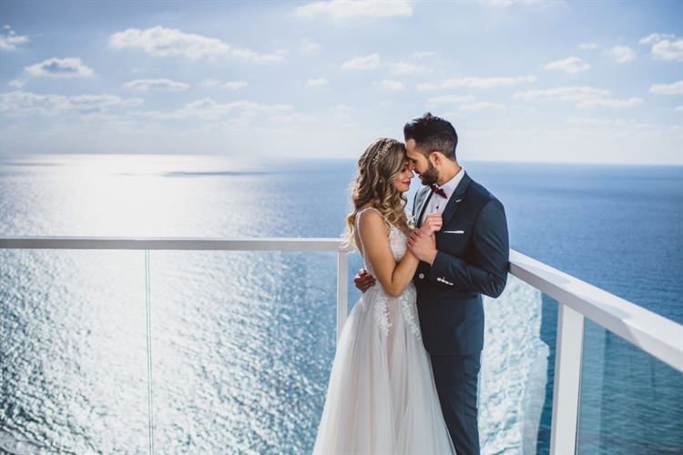 היא נתנה ביס בהמבורגר והוא נדלק עליה 2