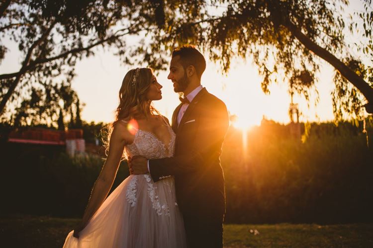 היא נתנה ביס בהמבורגר והוא נדלק עליה 6