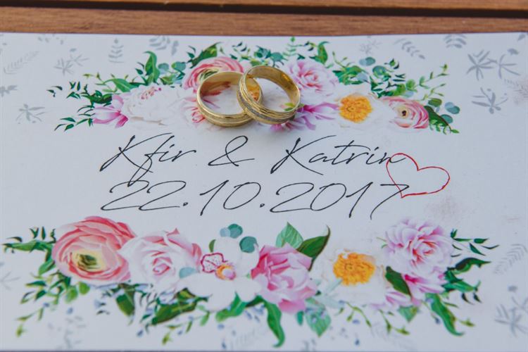 היא נתנה ביס בהמבורגר והוא נדלק עליה 9