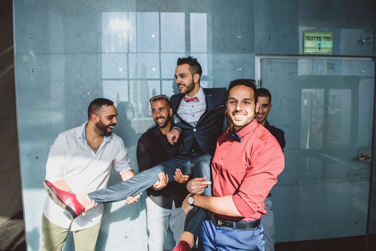 היא נתנה ביס בהמבורגר והוא נדלק עליה 10