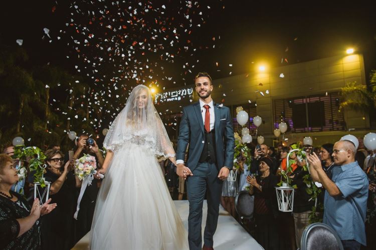 היא נתנה ביס בהמבורגר והוא נדלק עליה 17