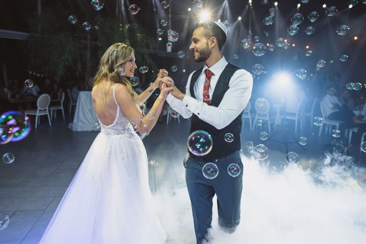 היא נתנה ביס בהמבורגר והוא נדלק עליה 19