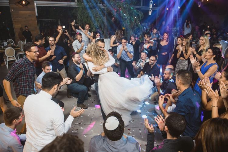 היא נתנה ביס בהמבורגר והוא נדלק עליה 21