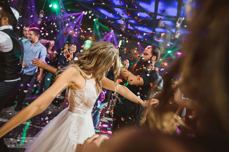 היא נתנה ביס בהמבורגר והוא נדלק עליה 22