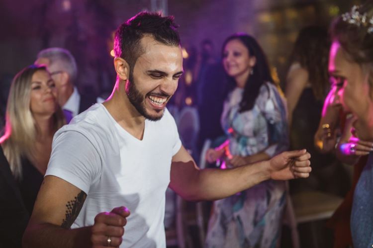 היא נתנה ביס בהמבורגר והוא נדלק עליה 23