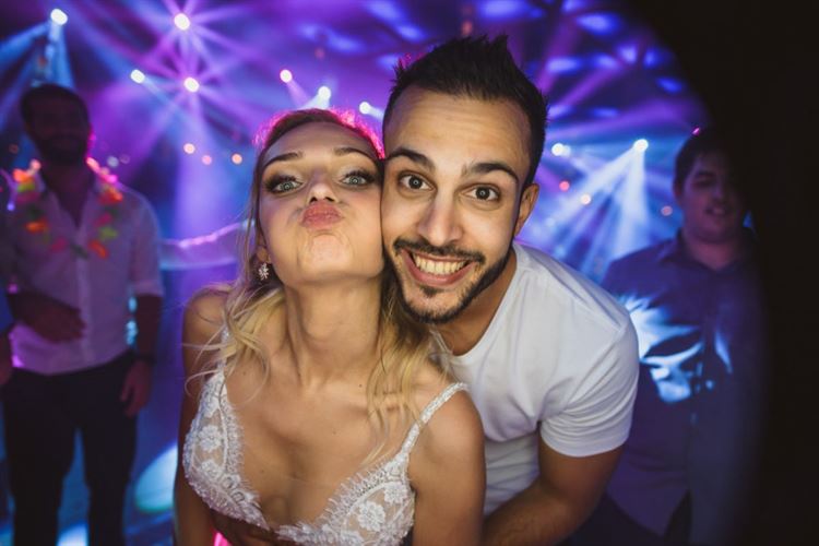 היא נתנה ביס בהמבורגר והוא נדלק עליה 24