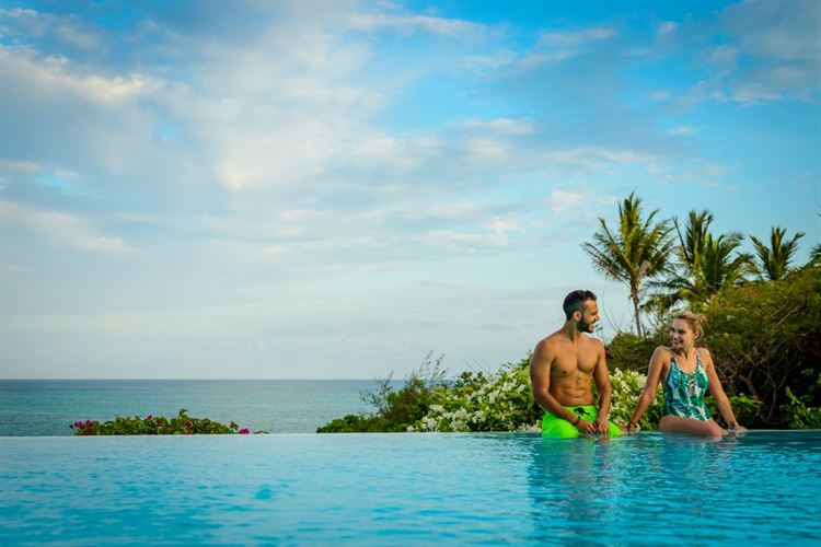 היא נתנה ביס בהמבורגר והוא נדלק עליה 25