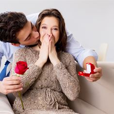 איך תגרמי לו להציע לך בולנטיין?
