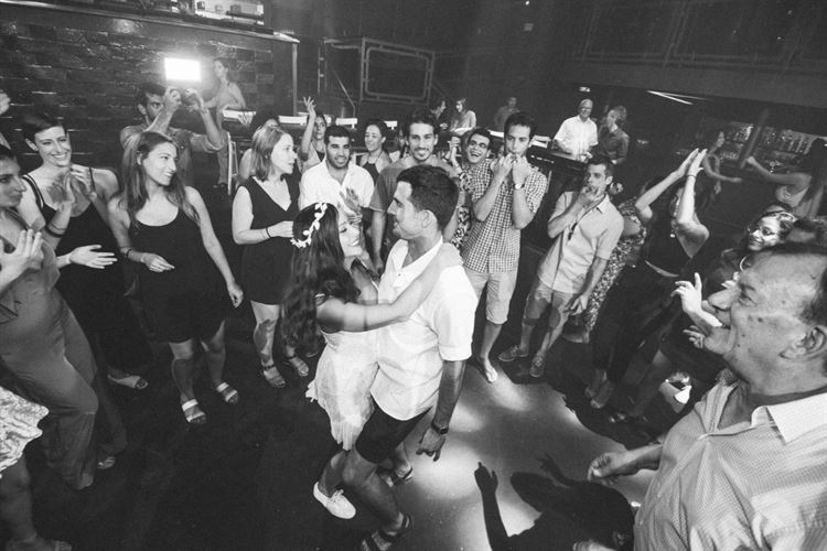 כמה פעמים ראיתם חתן במכנסיים קצרים וסנדלים? 6