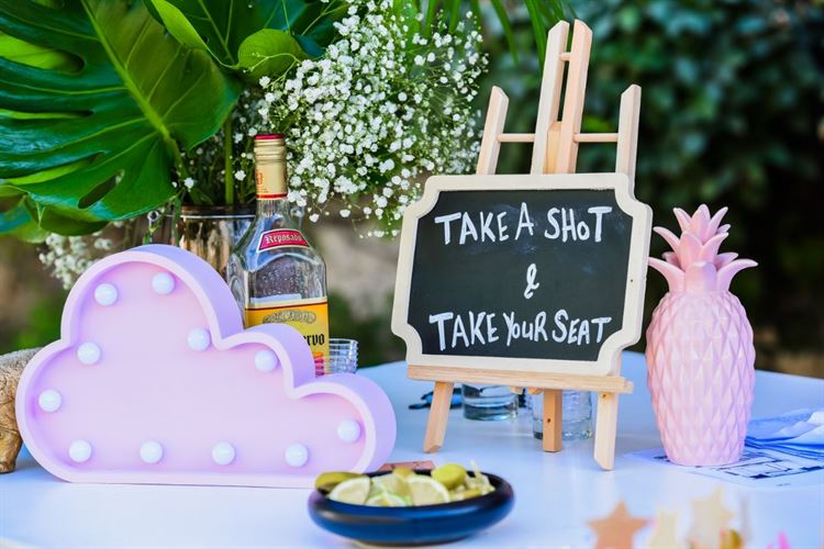 כמה פעמים ראיתם חתן במכנסיים קצרים וסנדלים? 18