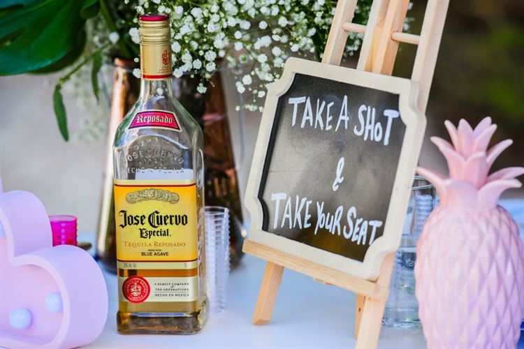 כמה פעמים ראיתם חתן במכנסיים קצרים וסנדלים? 19