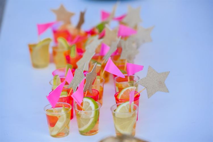 כמה פעמים ראיתם חתן במכנסיים קצרים וסנדלים? 20