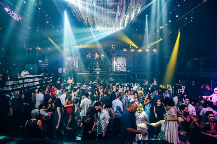 כמה פעמים ראיתם חתן במכנסיים קצרים וסנדלים? 22