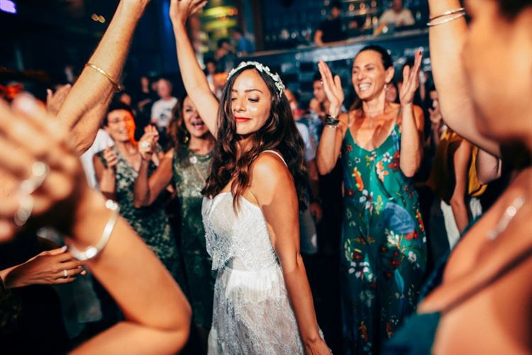 כמה פעמים ראיתם חתן במכנסיים קצרים וסנדלים? 23