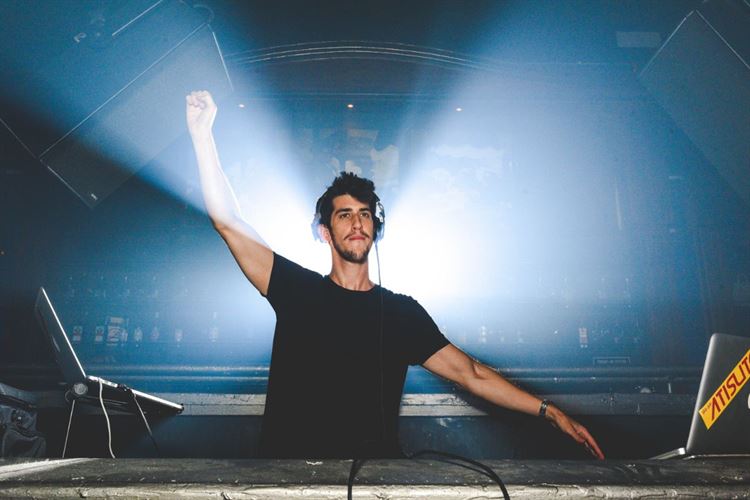 כמה פעמים ראיתם חתן במכנסיים קצרים וסנדלים? 25