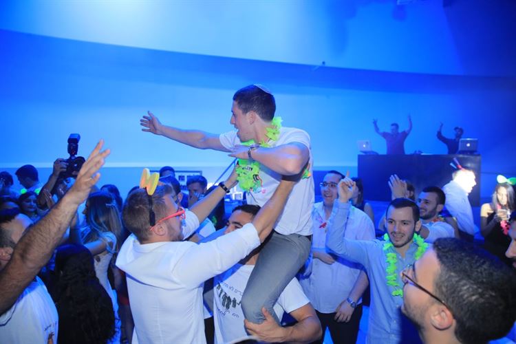 בלי שחשדה: בחרה את הלוקיישן של ההצעה שלה 30