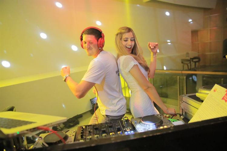 בלי שחשדה: בחרה את הלוקיישן של ההצעה שלה 34