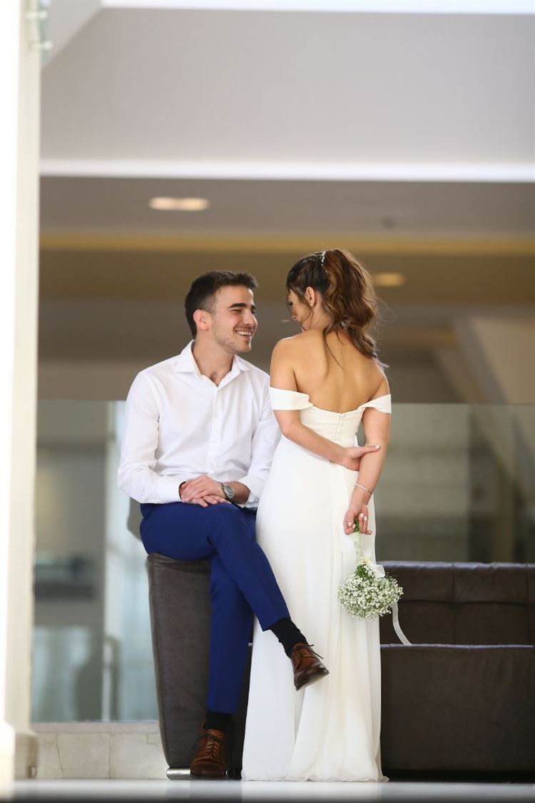 דרך בלתי שגרתית להתחיל עם בחורה בבר 15